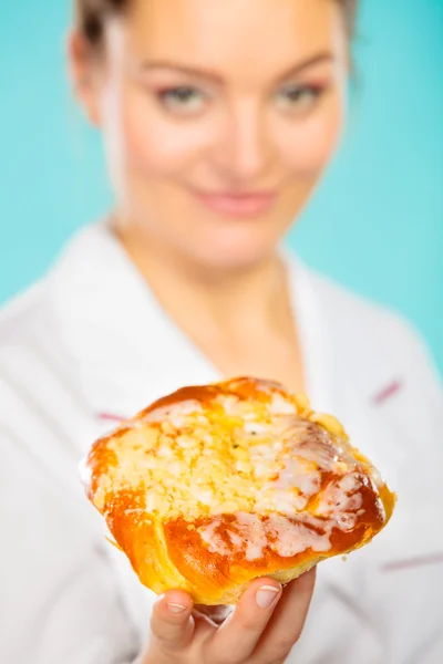 Ernährungswissenschaftlerin hält süßes Essen in der Hand — Stockfoto