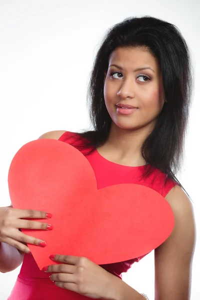 Menina segurando cartão de coração vermelho — Fotografia de Stock