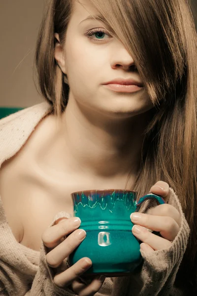 Girl holding cup — Stock Photo, Image