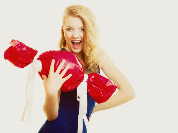 Chica sosteniendo regalo rojo — Foto de Stock