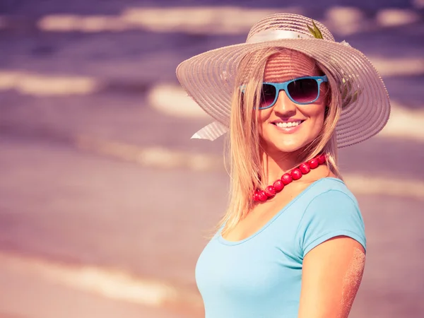 Ragazza in cappello sorridente — Foto Stock