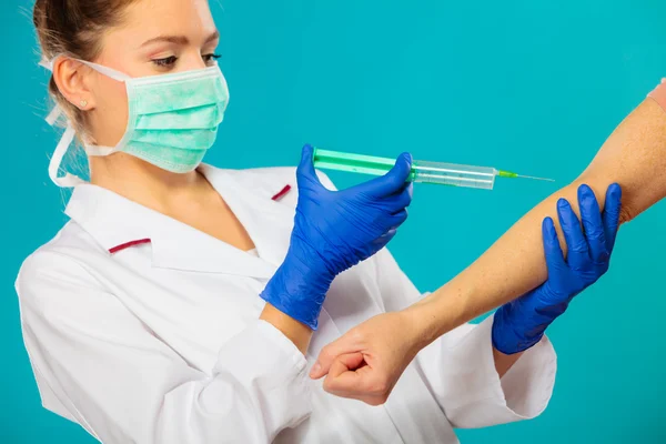 Läkare som ger injektion — Stockfoto