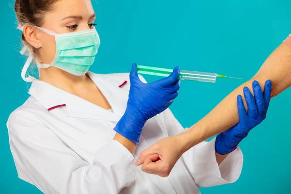 Artsen die injecteren — Stockfoto