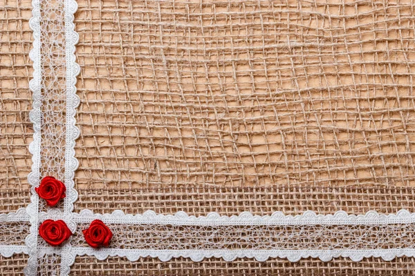 Kumaş üzerine kırmızı ipek gül — Stok fotoğraf