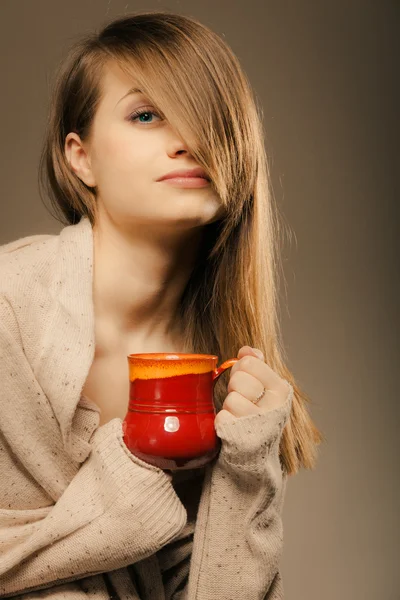 Menina segurando caneca copo de bebida — Fotografia de Stock