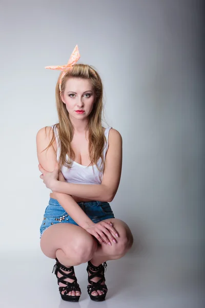 Girl posing in studio — Stock Photo, Image