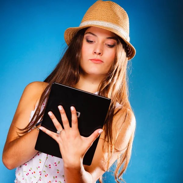 Девушка с помощью планшетного компьютера — стоковое фото