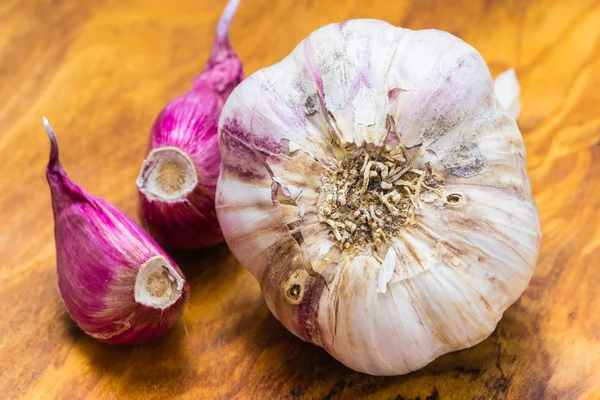 Knoblauch auf Holztisch — Stockfoto