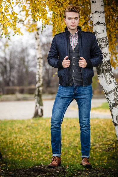 Hombre posando contra abedul de otoño — Foto de Stock