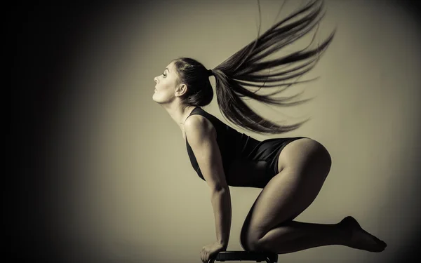 Mujer con cuerpo delgado en forma posando —  Fotos de Stock