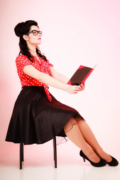 Девушка в очках, читающая книгу — стоковое фото