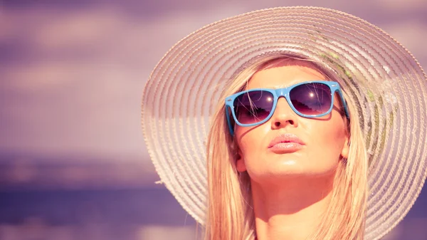 Girl in hat standing on beach — Stock Photo, Image