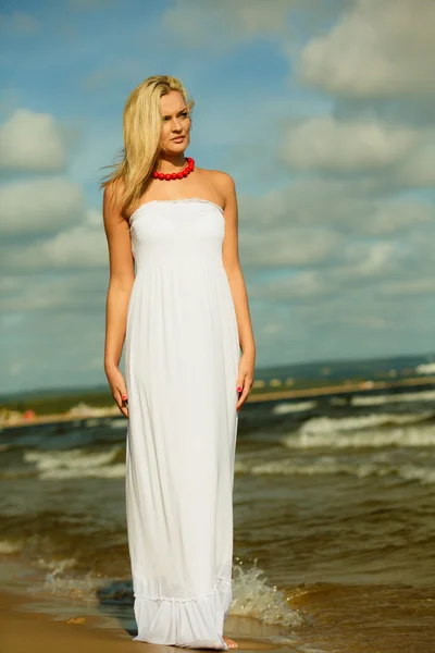 Meisje permanent op strand — Stockfoto