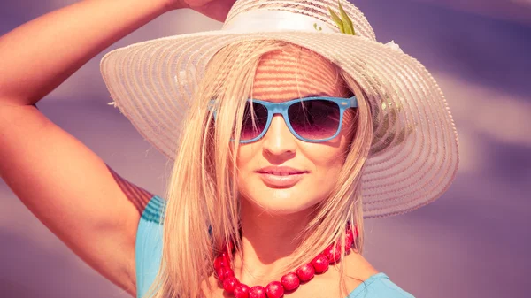 Girl in hat standing  on beach — Stock Photo, Image