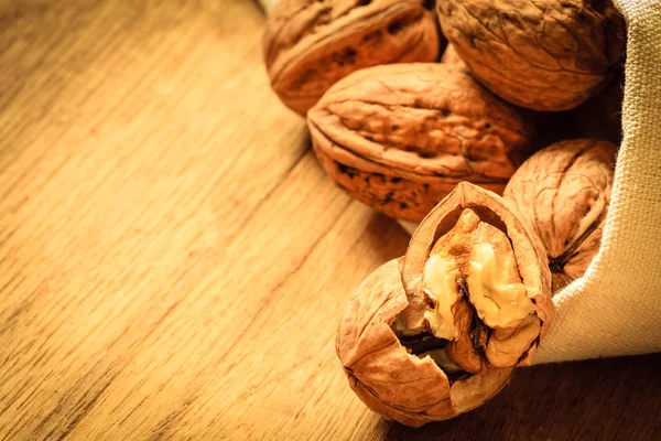 Nueces sobre mesa rústica de madera vieja —  Fotos de Stock