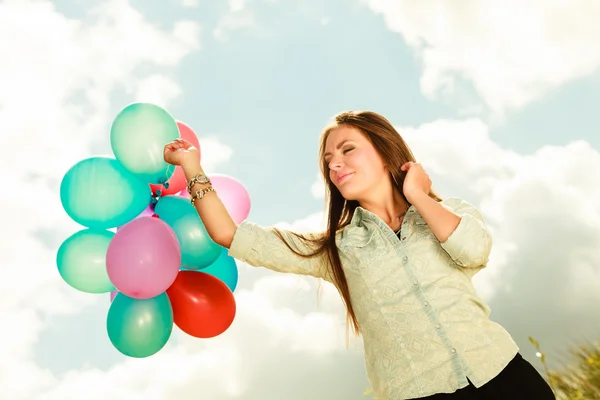 Flicka som håller ballonger — Stockfoto