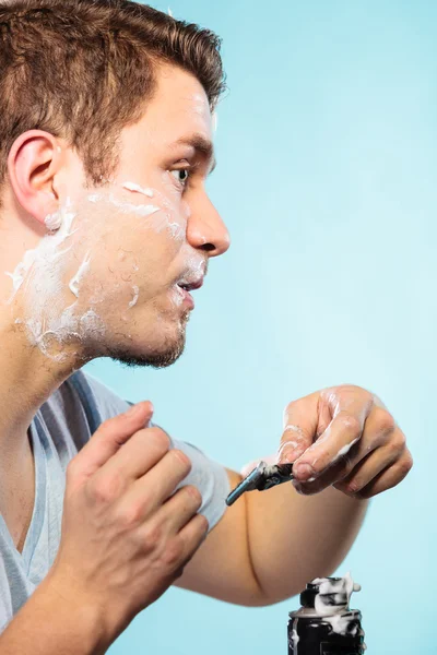 Мужское бритье — стоковое фото