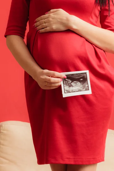 Zwangere vrouw bedrijf scan — Stockfoto