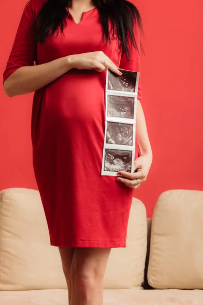 妊娠中の女性の保有物のスキャン — ストック写真