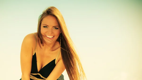 Chica con el pelo largo sonriendo — Foto de Stock