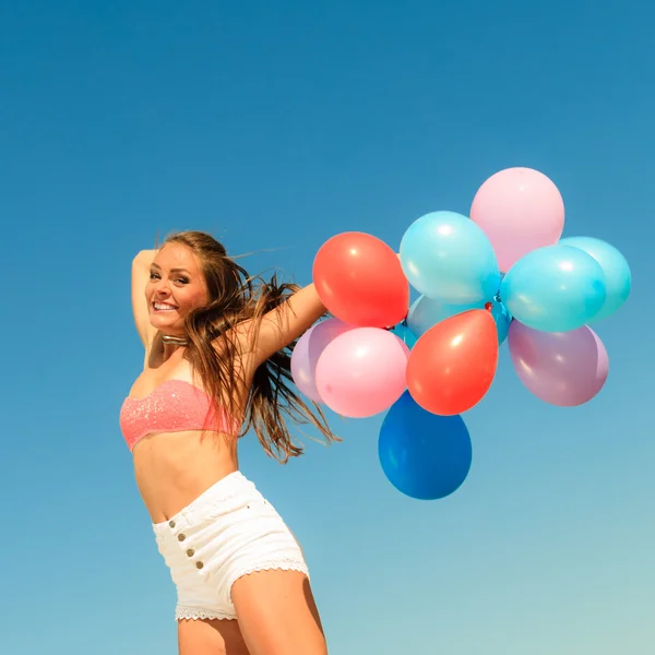 Chica sosteniendo globos — Foto de Stock