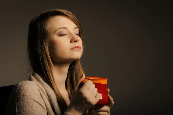 Mädchen hält Tasse mit heißem Getränk — Stockfoto