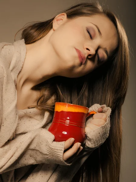 Chica sosteniendo taza de bebida caliente — Foto de Stock