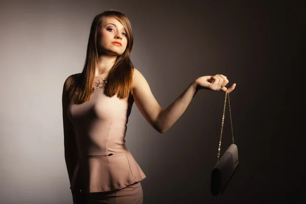 Menina segurando bolsa elegante — Fotografia de Stock