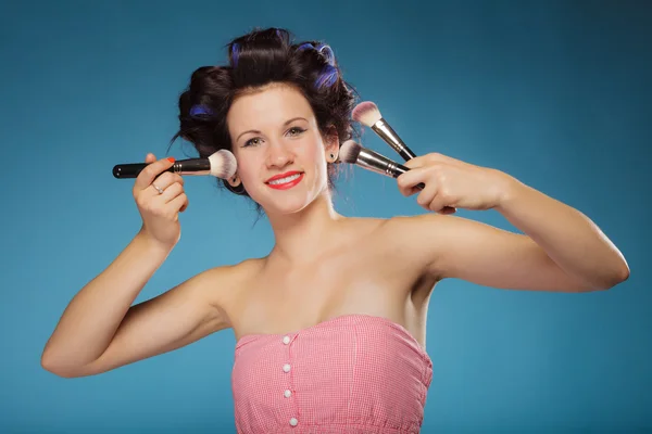 Mujer sosteniendo cepillos de maquillaje —  Fotos de Stock