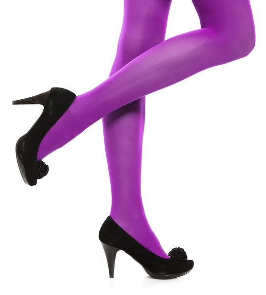 Pernas finas em meias violetas — Fotografia de Stock