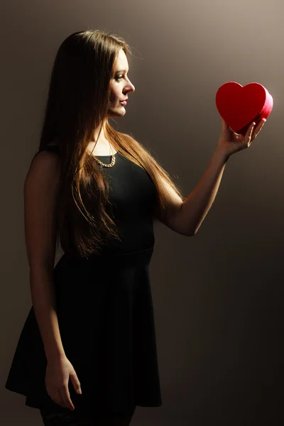 Woman holding gift box — Stock Photo, Image