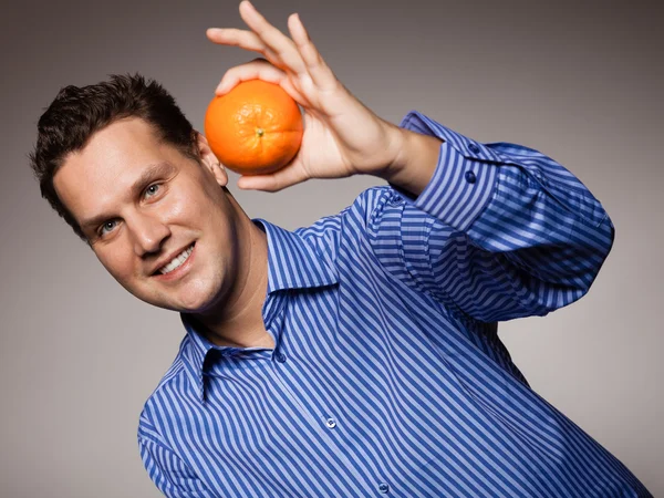 Hombre sosteniendo naranja — Foto de Stock