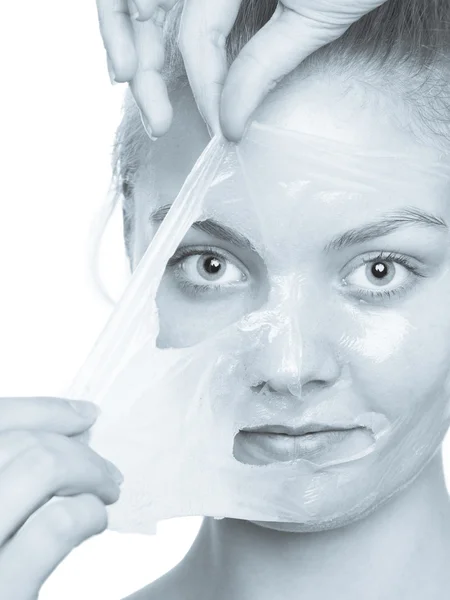 Flickan att ta bort ansikts mask — Stockfoto