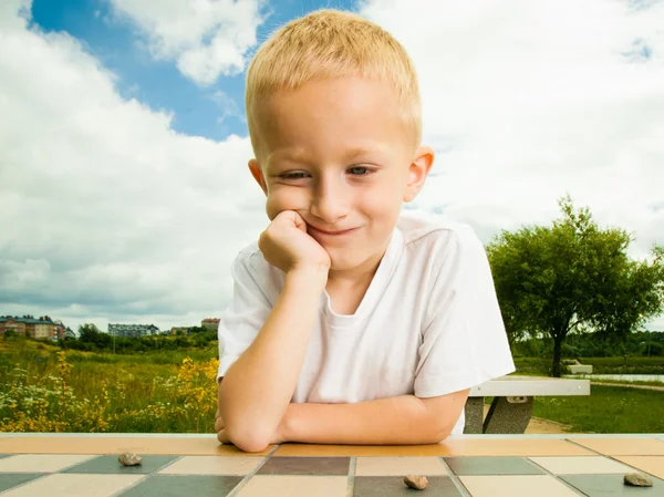 Kind spielt Zugluft oder Dame Brettspiel im Freien — Stockfoto