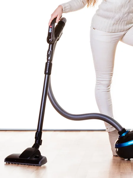 Woman vacuuming the house — Stock Photo, Image