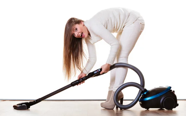 Vrouw stofzuigen het huis. — Stockfoto