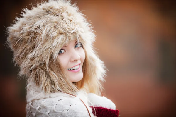 Lächelnde junge Frau — Stockfoto