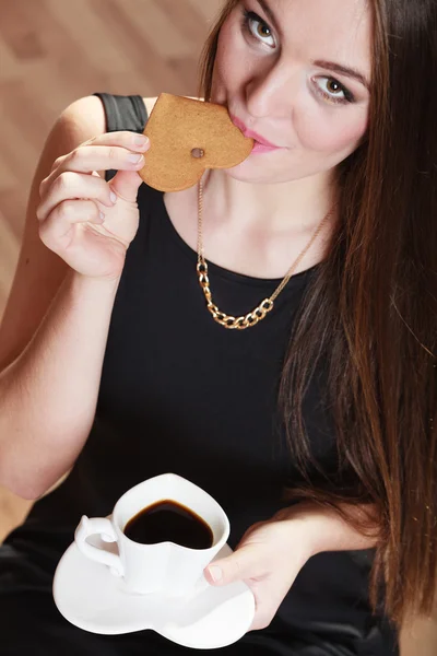 Vrouw met een kop koffie — Stockfoto