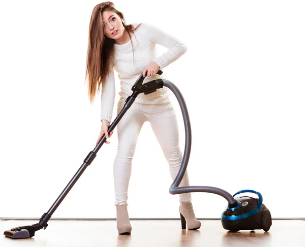 Vrouw stofzuigen het huis. — Stockfoto