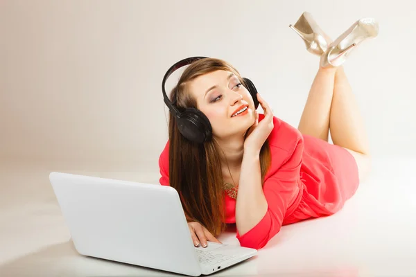 Dívka poslouchající hudbu — Stock fotografie