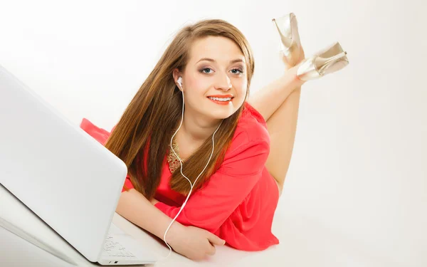 Menina ouvindo música — Fotografia de Stock