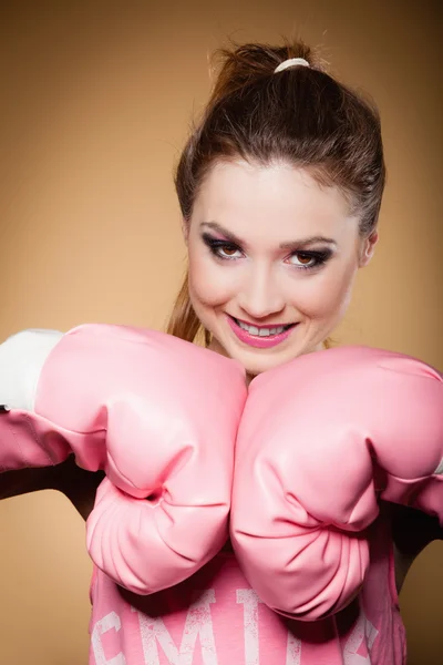 Boxer usando grandes luvas rosa — Fotografia de Stock