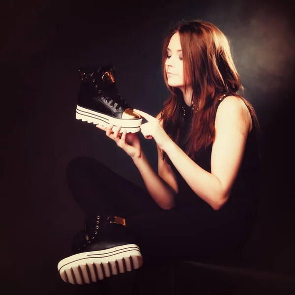 Dospívající dívka hospodářství boty — Stock fotografie