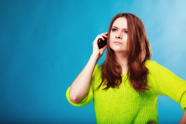 Mädchen benutzt Mobiltelefon — Stockfoto