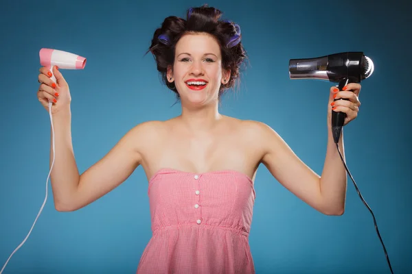 Menina segurando secadores de cabelo — Fotografia de Stock