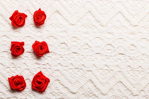 Roses rouges en soie sur dentelle — Photo