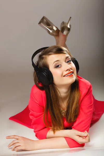 Adolescente chica en auriculares — Foto de Stock