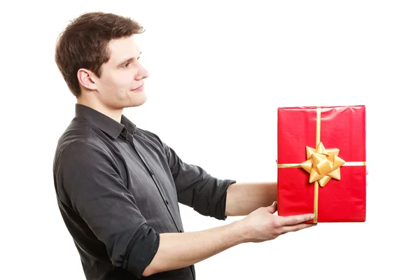 Uomo in possesso di scatola regalo — Foto Stock