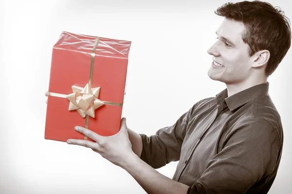 Hombre sosteniendo caja de regalo — Foto de Stock