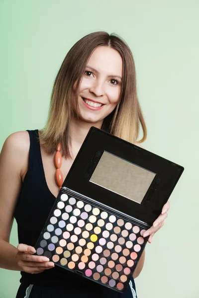 Mujer sosteniendo paleta de maquillaje — Foto de Stock